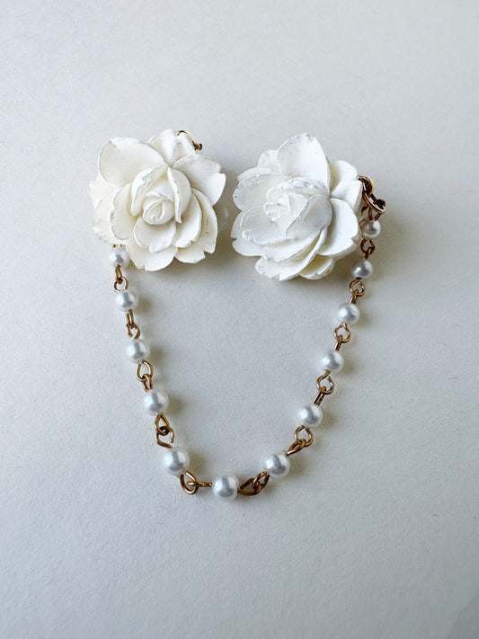 SWEATER CLIP WHITE FLOWERS
