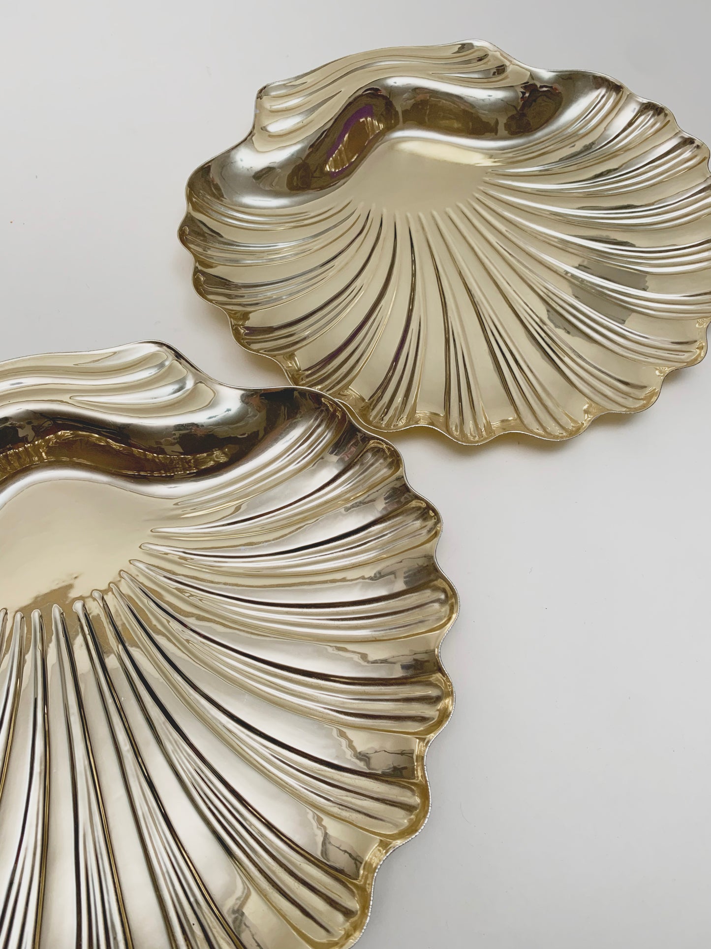 LARGE GOLD PLASTIC CLAM TRAY