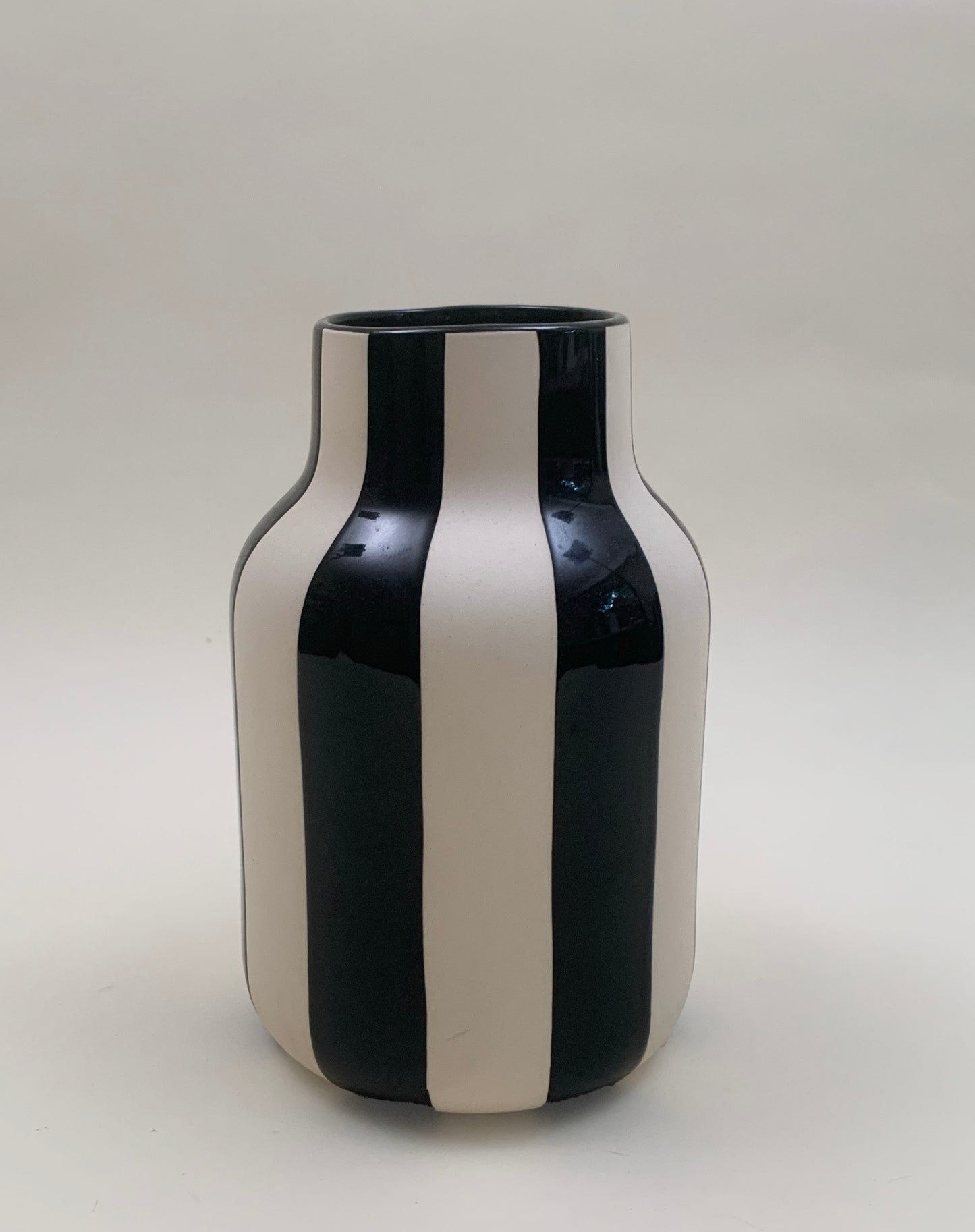 BLACK WHITE STRIPE VASE