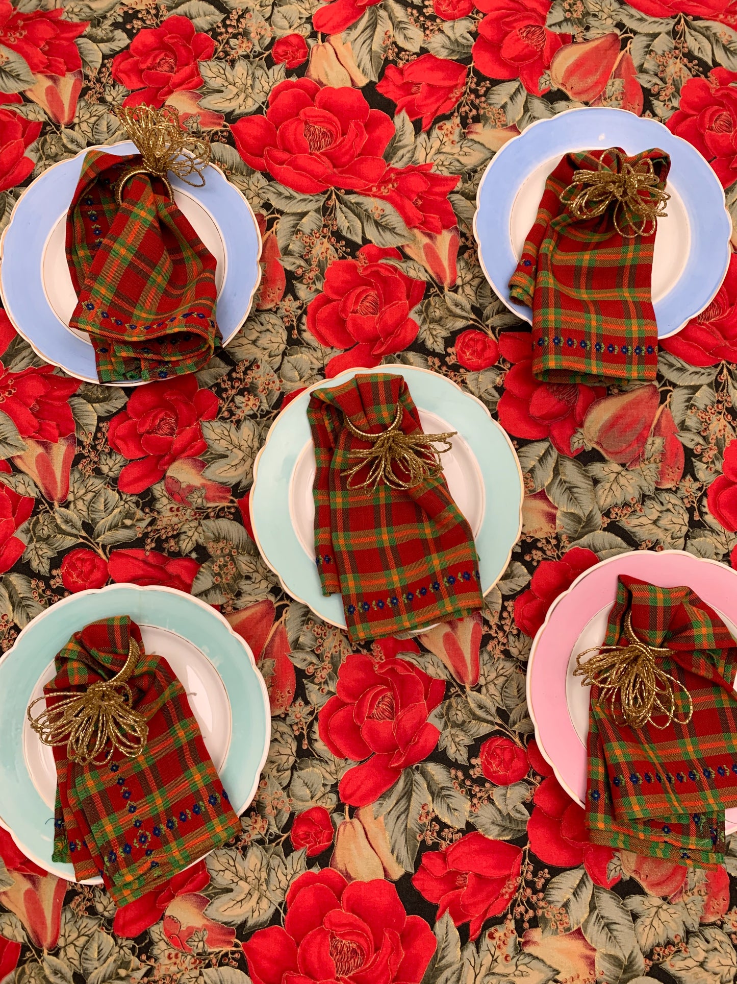 CIRCLE TABLE CLOTH RED BLOOMS